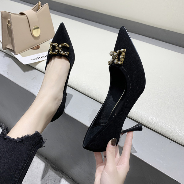 Stilingi moteriški batai plonu kulnu ir metaliniu elementu – pagaminti iš eko zomšos