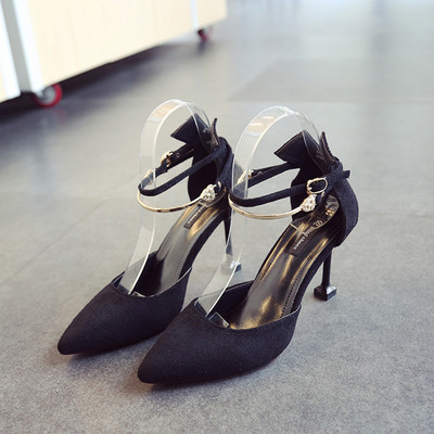 Stílusos női szandál hegyes modell és pántok eco velúrból