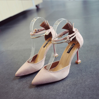 Stílusos női szandál hegyes modell és pántok eco velúrból