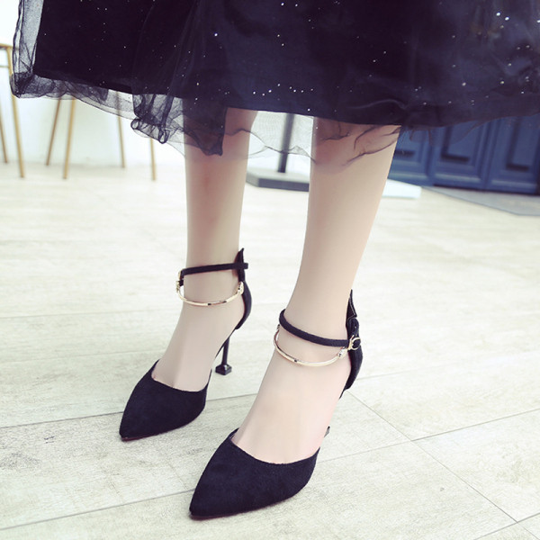 Stílusos női szandál hegyes modell és pántok eco velúrból