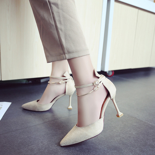 Stílusos női szandál hegyes modell és pántok eco velúrból