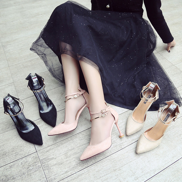 Stílusos női szandál hegyes modell és pántok eco velúrból