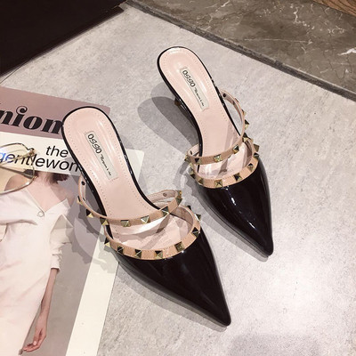 Női lakkbőr papucs vékony sarokkal, fém szegecsekkel