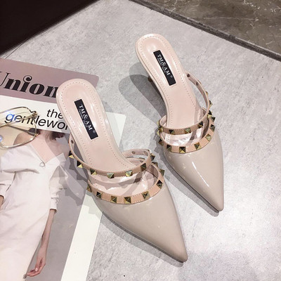 Női lakkbőr papucs vékony sarokkal, fém szegecsekkel