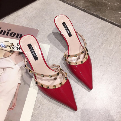 Női lakkbőr papucs vékony sarokkal, fém szegecsekkel