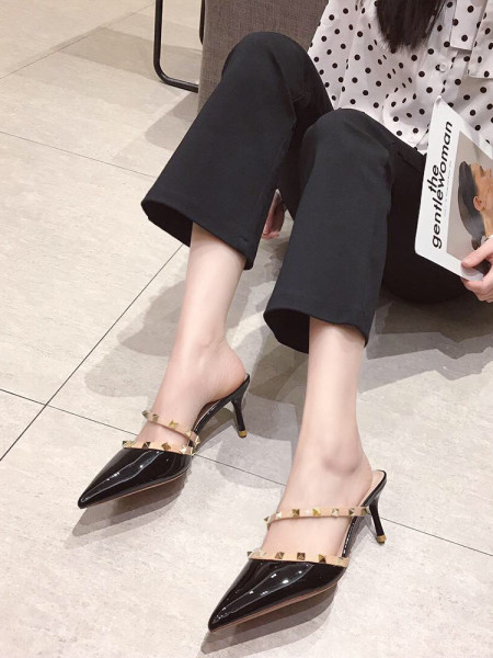 Női lakkbőr papucs vékony sarokkal, fém szegecsekkel