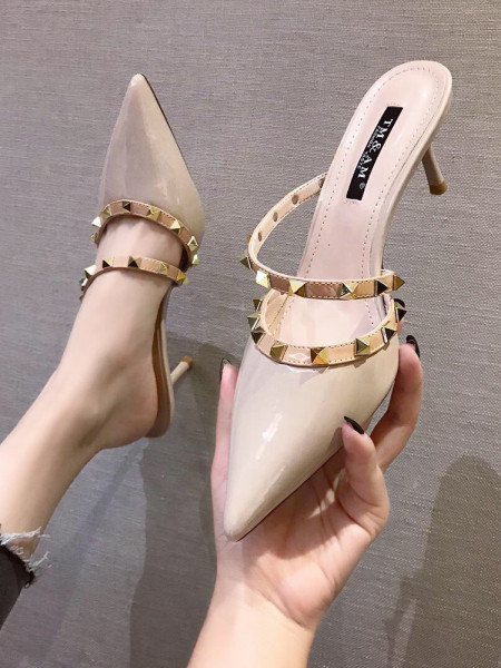 Női lakkbőr papucs vékony sarokkal, fém szegecsekkel