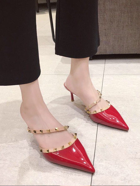 Női lakkbőr papucs vékony sarokkal, fém szegecsekkel