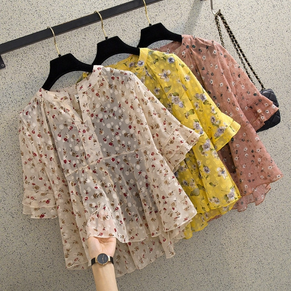 Naujo modelio moteriška palaidinė plačiomis 3/4 rankovėmis ir gėlių motyvais