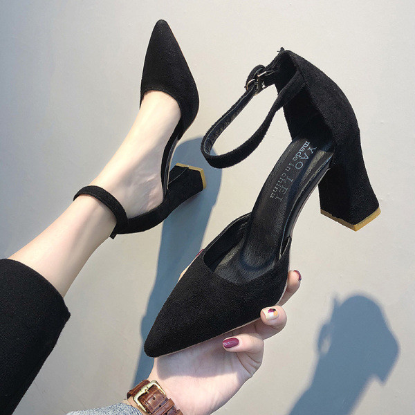 Γυναικεία  μοντέρνα παπούτσια με χοντρό τακούνι