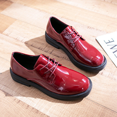 Λουστρίν γυναικεία παπούτσια με ίσια σόλα και κορδόνια