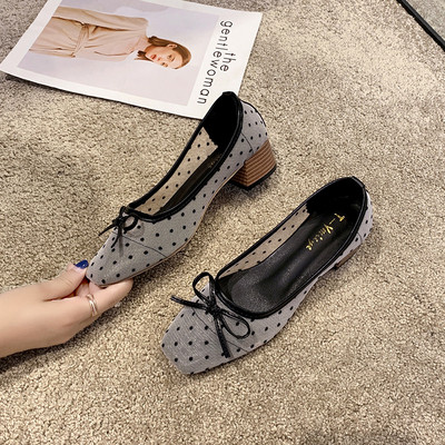 Ανοιξιάτικα γυναικεία παπούτσια με κορδέλες και επίπεδη σόλα