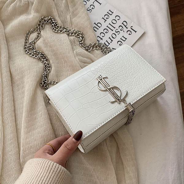 Stilingas moteriškas krepšys su metaliniu elementu ir ilga grandinėle