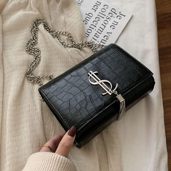 Stilingas moteriškas krepšys su metaliniu elementu ir ilga grandinėle