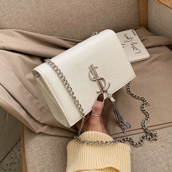 Stilingas moteriškas krepšys su metaliniu elementu ir ilga grandinėle