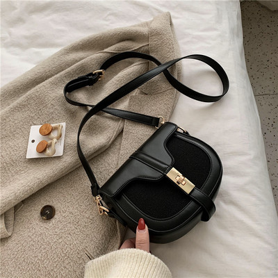 Καθημερηνή γυναικεία τσάντα με μεταλλική στερέωση