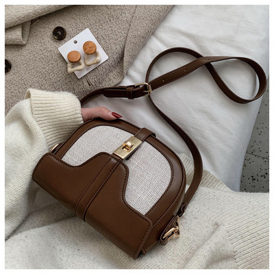 Καθημερηνή γυναικεία τσάντα με μεταλλική στερέωση