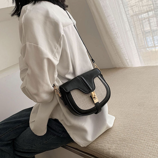 Καθημερηνή γυναικεία τσάντα με μεταλλική στερέωση