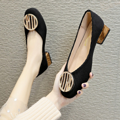 Νέο μοντέλο γυναικεία παπούτσια με μεταλλική διακόσμηση