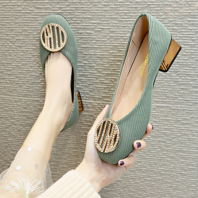 Νέο μοντέλο γυναικεία παπούτσια με μεταλλική διακόσμηση