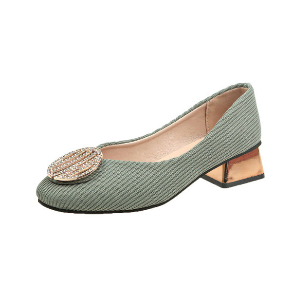 Νέο μοντέλο γυναικεία παπούτσια με μεταλλική διακόσμηση