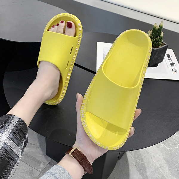 Γυναικείες παντόφλες από καουτσούκ με επίπεδη σόλα