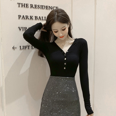 Ikdienas sieviešu blūze ar pogām un špica kakla izgriezumu