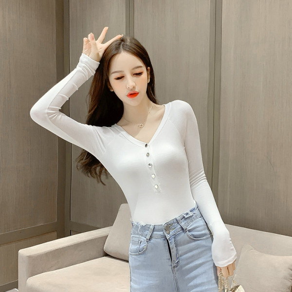 Ikdienas sieviešu blūze ar pogām un špica kakla izgriezumu