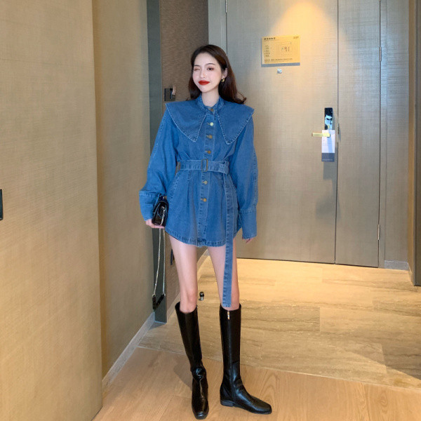 Sieviešu džinsa kleita ar pogām un jostiņu