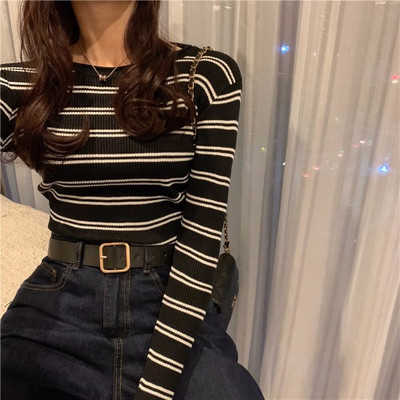 Sieviešu svītraina blūze ar ovālu kakla izgriezumu