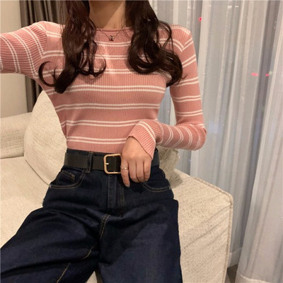 Sieviešu svītraina blūze ar ovālu kakla izgriezumu