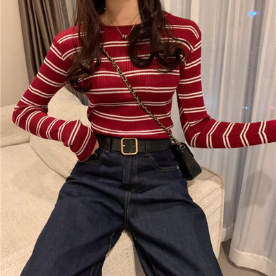 Sieviešu svītraina blūze ar ovālu kakla izgriezumu