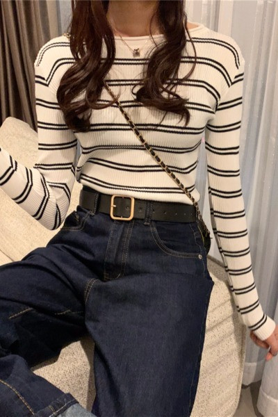 Sieviešu svītraina blūze ar ovālu kakla izgriezumu