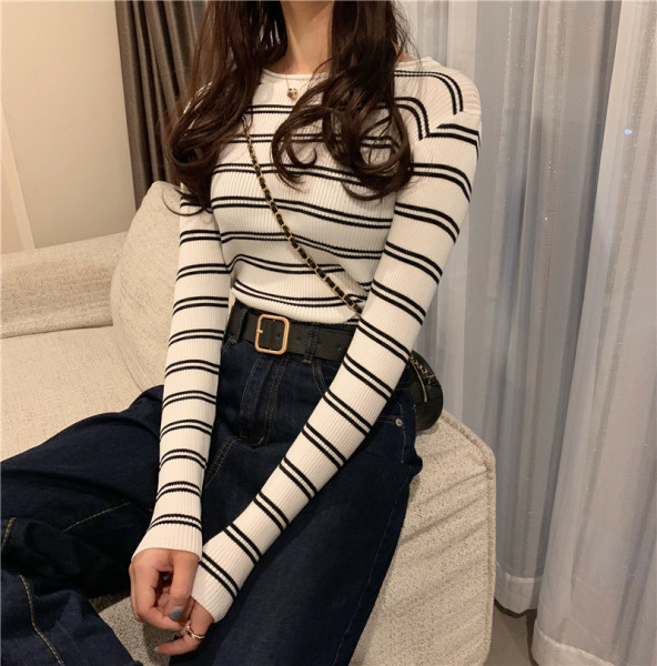 Sieviešu svītraina blūze ar ovālu kakla izgriezumu