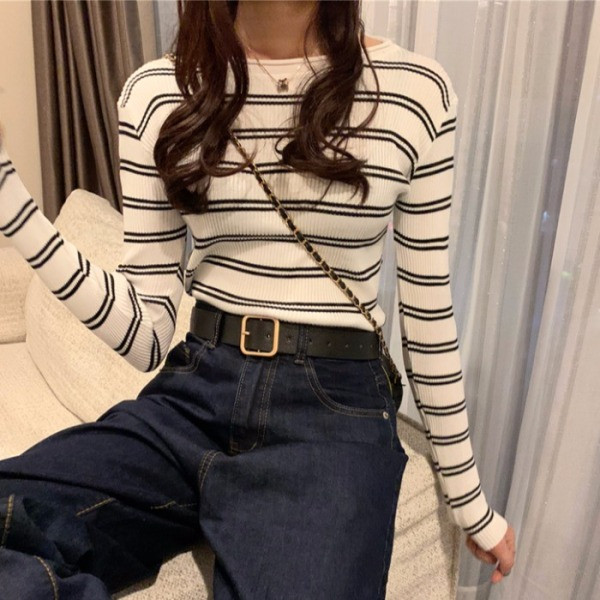 Sieviešu svītraina blūze ar ovālu kakla izgriezumu