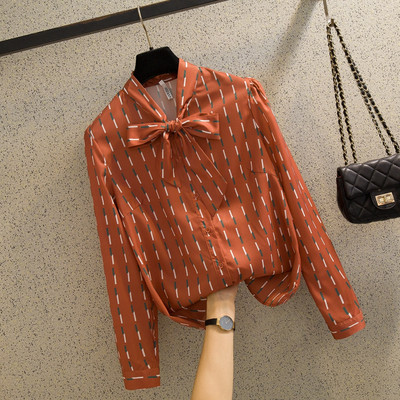 Hétköznapi női ing fűzővel és hosszú sifon ujjal