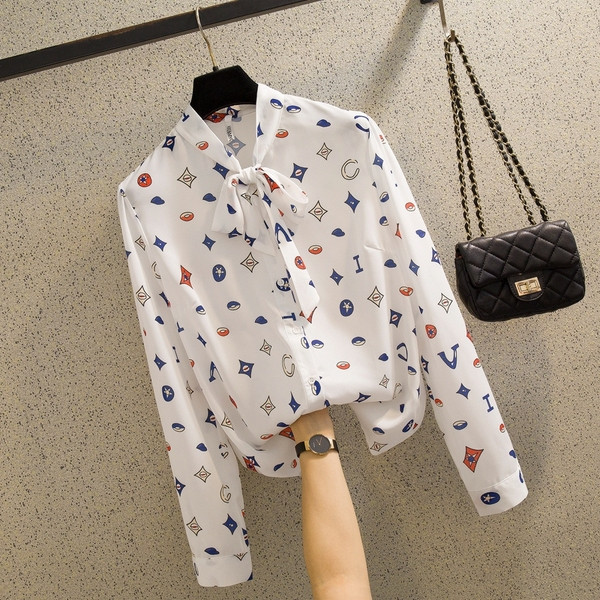 Hétköznapi női ing fűzővel és hosszú sifon ujjal