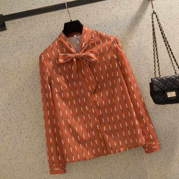 Hétköznapi női ing fűzővel és hosszú sifon ujjal