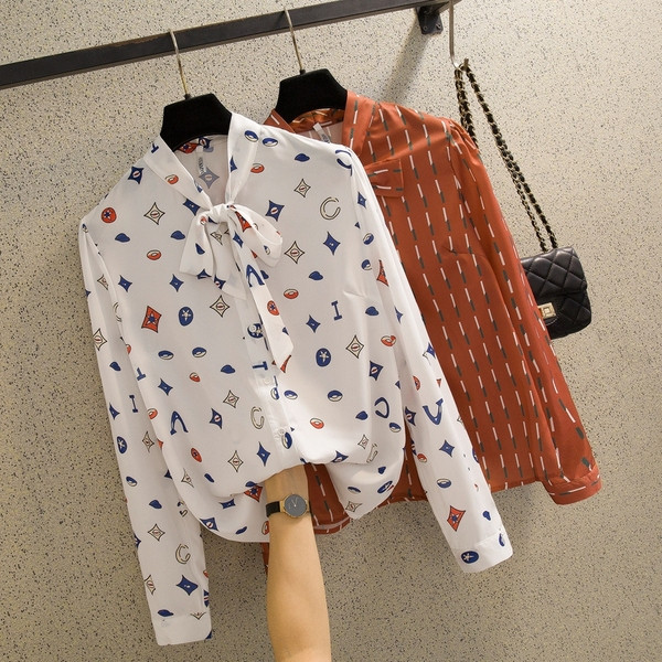 Hétköznapi női ing fűzővel és hosszú sifon ujjal