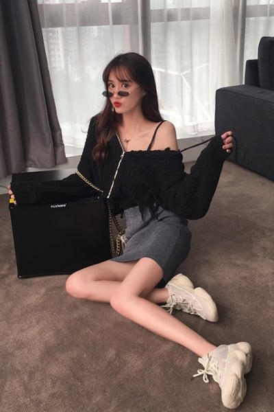 Megztas moteriškas megztinis su plėšytais motyvais ir gobtuvu