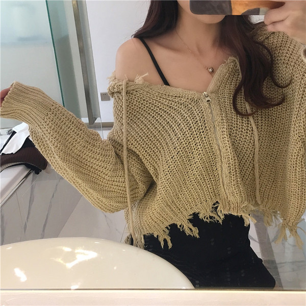 Megztas moteriškas megztinis su plėšytais motyvais ir gobtuvu