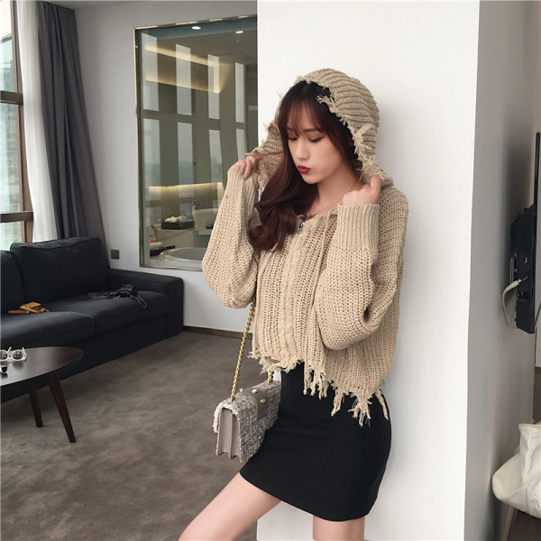 Megztas moteriškas megztinis su plėšytais motyvais ir gobtuvu