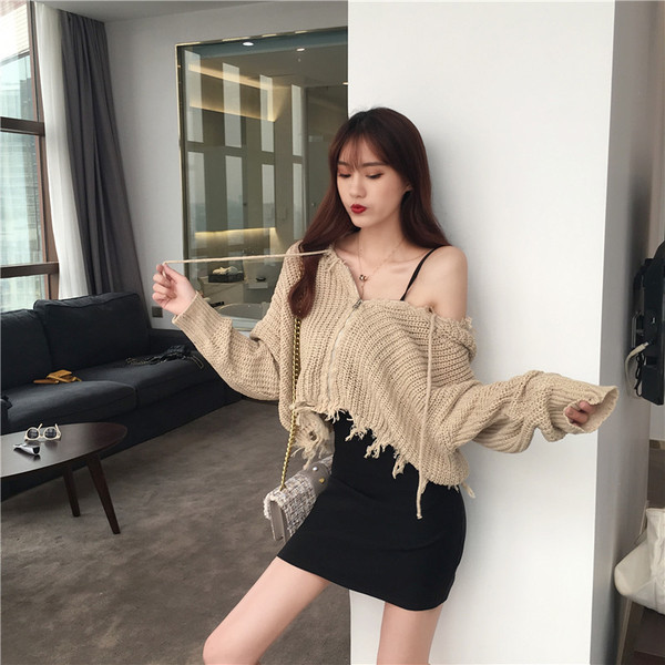 Megztas moteriškas megztinis su plėšytais motyvais ir gobtuvu