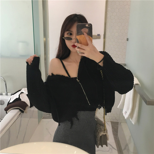 Megztas moteriškas megztinis su plėšytais motyvais ir gobtuvu