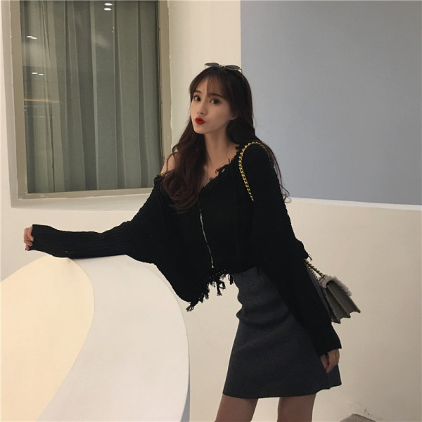 Megztas moteriškas megztinis su plėšytais motyvais ir gobtuvu