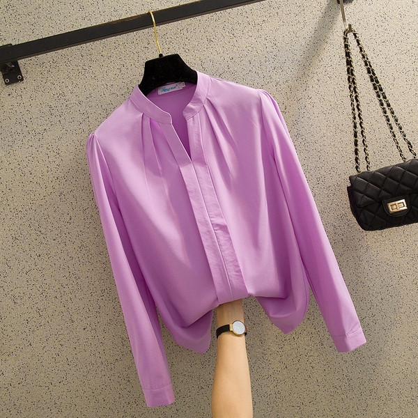 Stilingi moteriški marškiniai su špico iškirpte ir ilgomis šifono rankovėmis