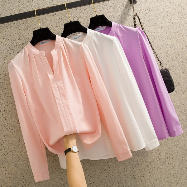 Stilingi moteriški marškiniai su špico iškirpte ir ilgomis šifono rankovėmis