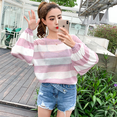 Svītraina sieviešu blūze ar apaļu kakla izgriezumu un platām piedurknēm