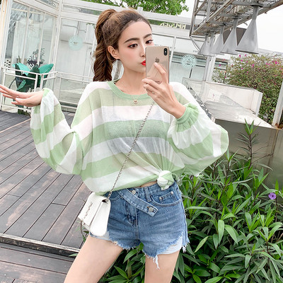 Svītraina sieviešu blūze ar apaļu kakla izgriezumu un platām piedurknēm