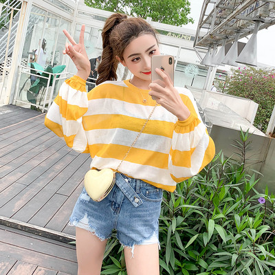 Svītraina sieviešu blūze ar apaļu kakla izgriezumu un platām piedurknēm